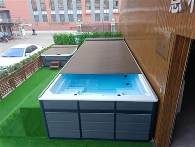 Ένα Alu. Κάλυμμα με πλάκες για πισίνα